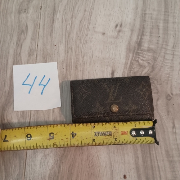 Louis Vuitton Monogram Key Case Holder 4 Key - Picture 10 of 11